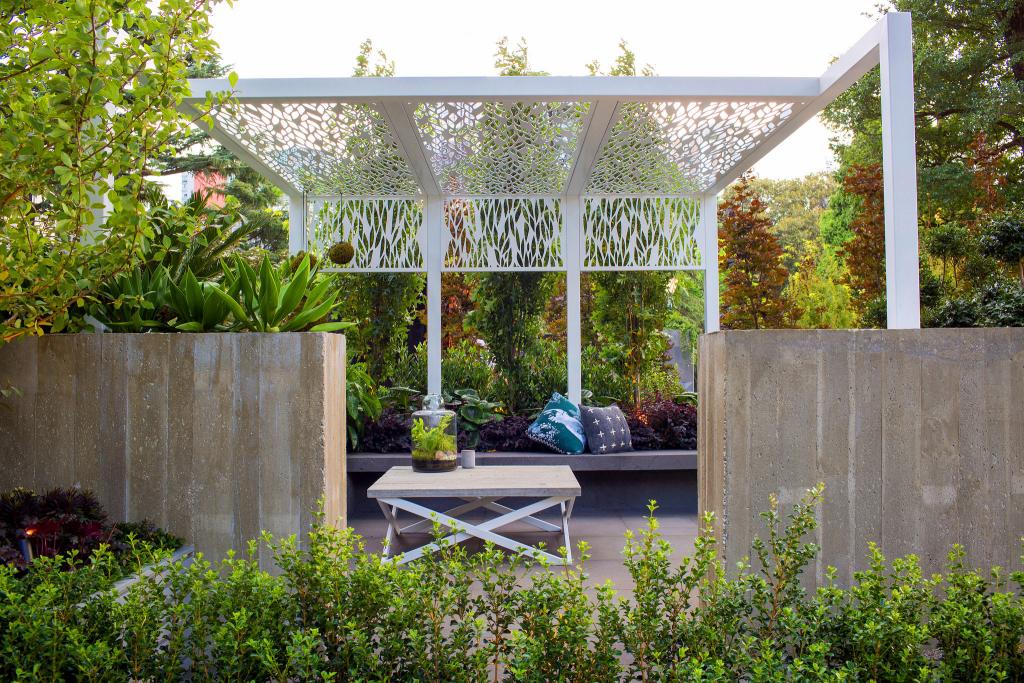 Lump Sculpture Studio Shard Planter, custom pergola and Laser cut garden screens feature in Mark Browning’s Landscape Design at MIFGS 2017