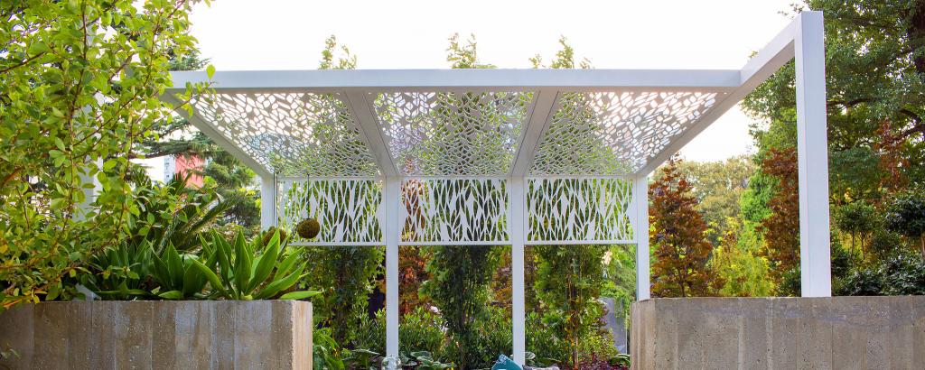 Lump Sculpture Studio Shard Planter, custom pergola and Laser cut garden screens feature in Mark Browning’s Landscape Design at MIFGS 2017