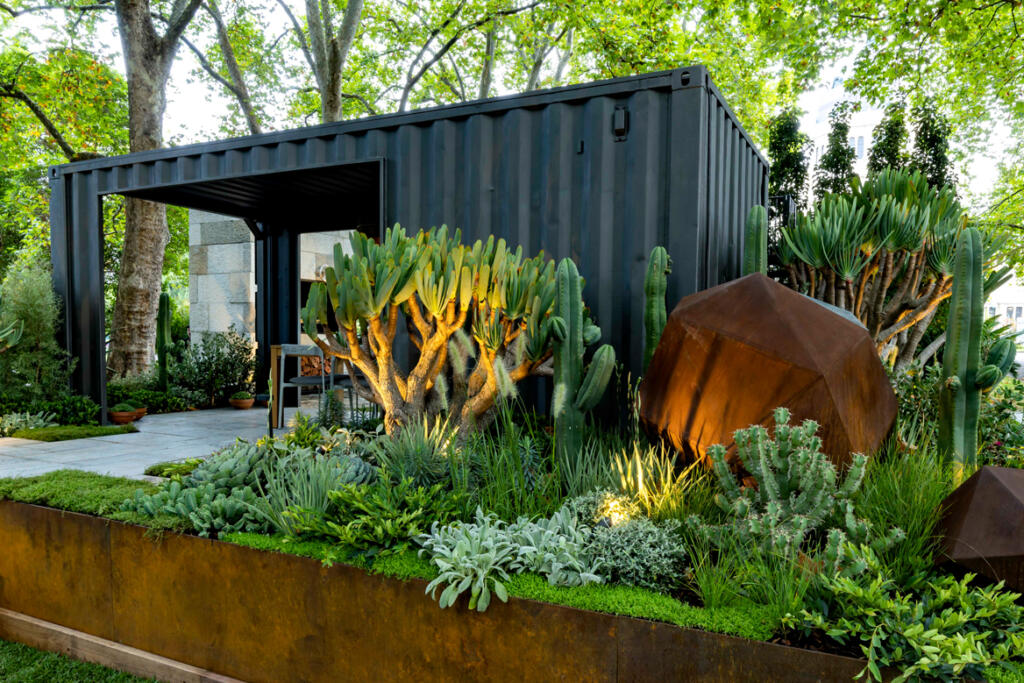 Show garden at MIFGS 2023 by Charlie Albone featuring a sculpture by Lump Studio